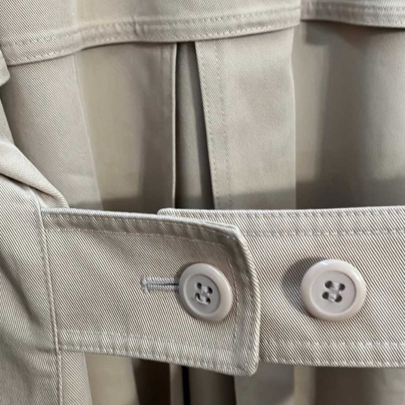 Classic Beige Trench Coat - Picture 7 of 9